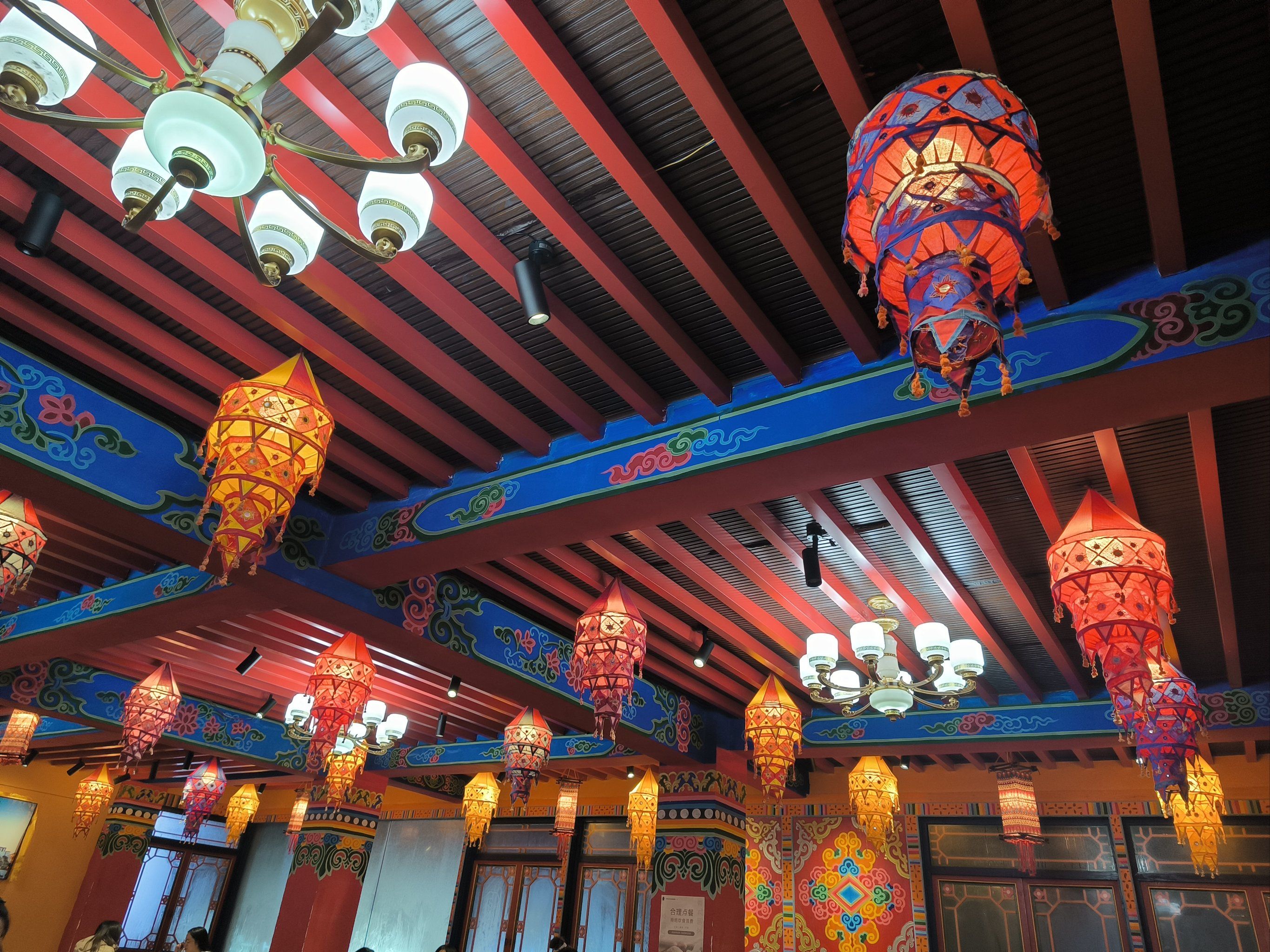 店内充满浓郁藏式风情,音乐相伴,氛围闲适