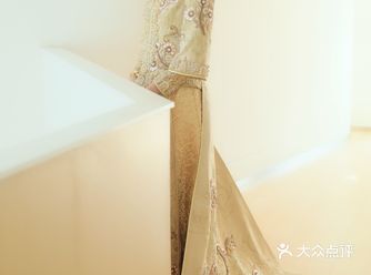 颜色很特别，外面都没见过的马来褂样式，有大拖尾