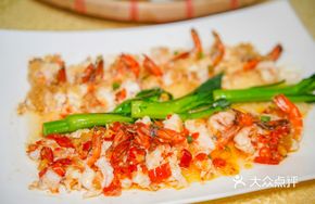Steamed Twin-Tail Shrimp with Fengwei