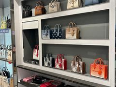 -百年港湾奥特莱斯(香炉礁店)