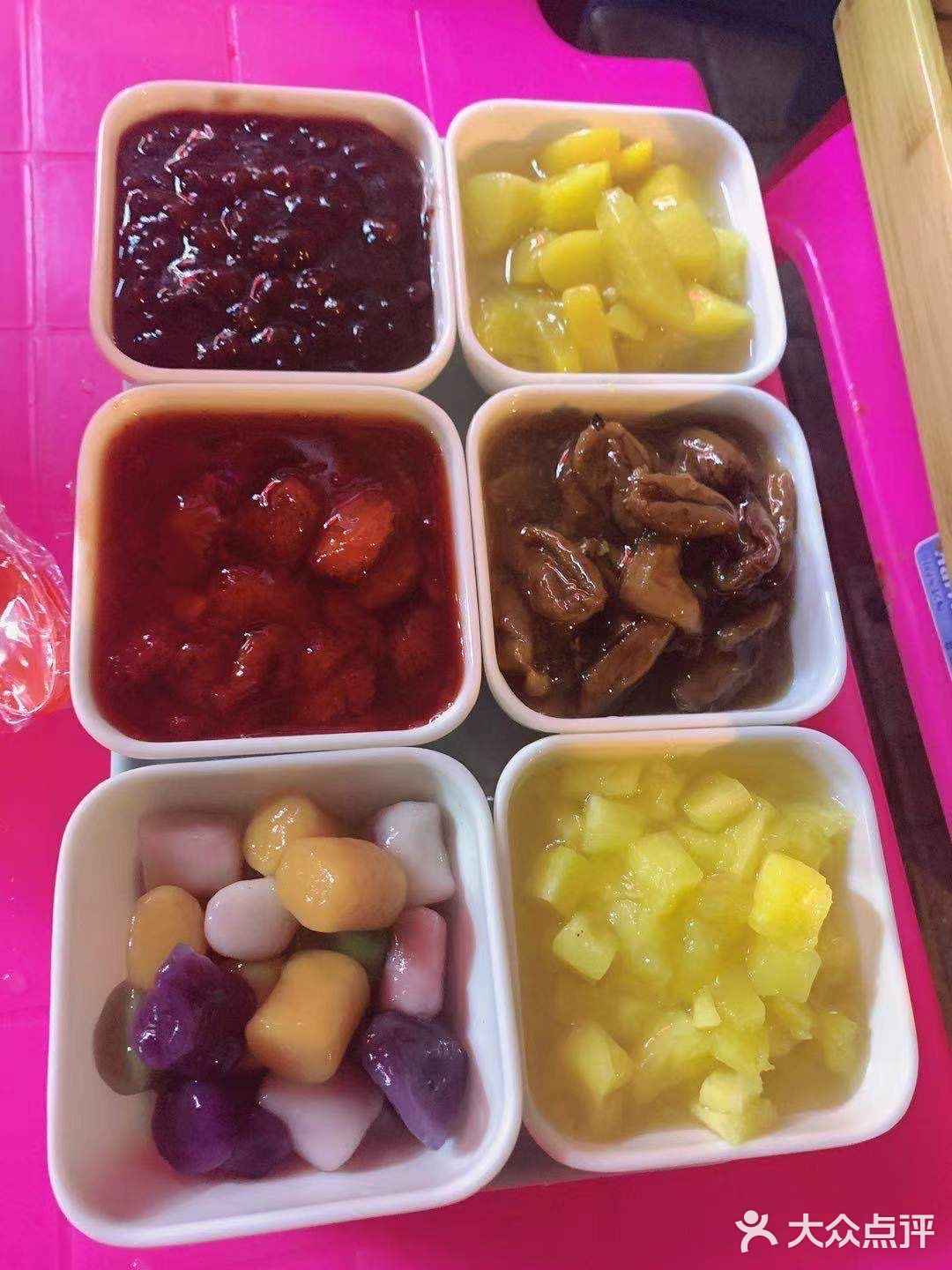 酱料很足，我们四个人吃，最后我们又要了一份冰