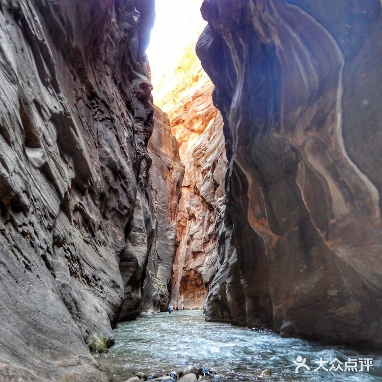在峡谷间的溪流里步行了七个小时是什么体验?!