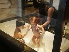 两宝玩得很开心-重庆富力艾美酒店