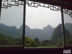 窗外的山-老根农家饭店