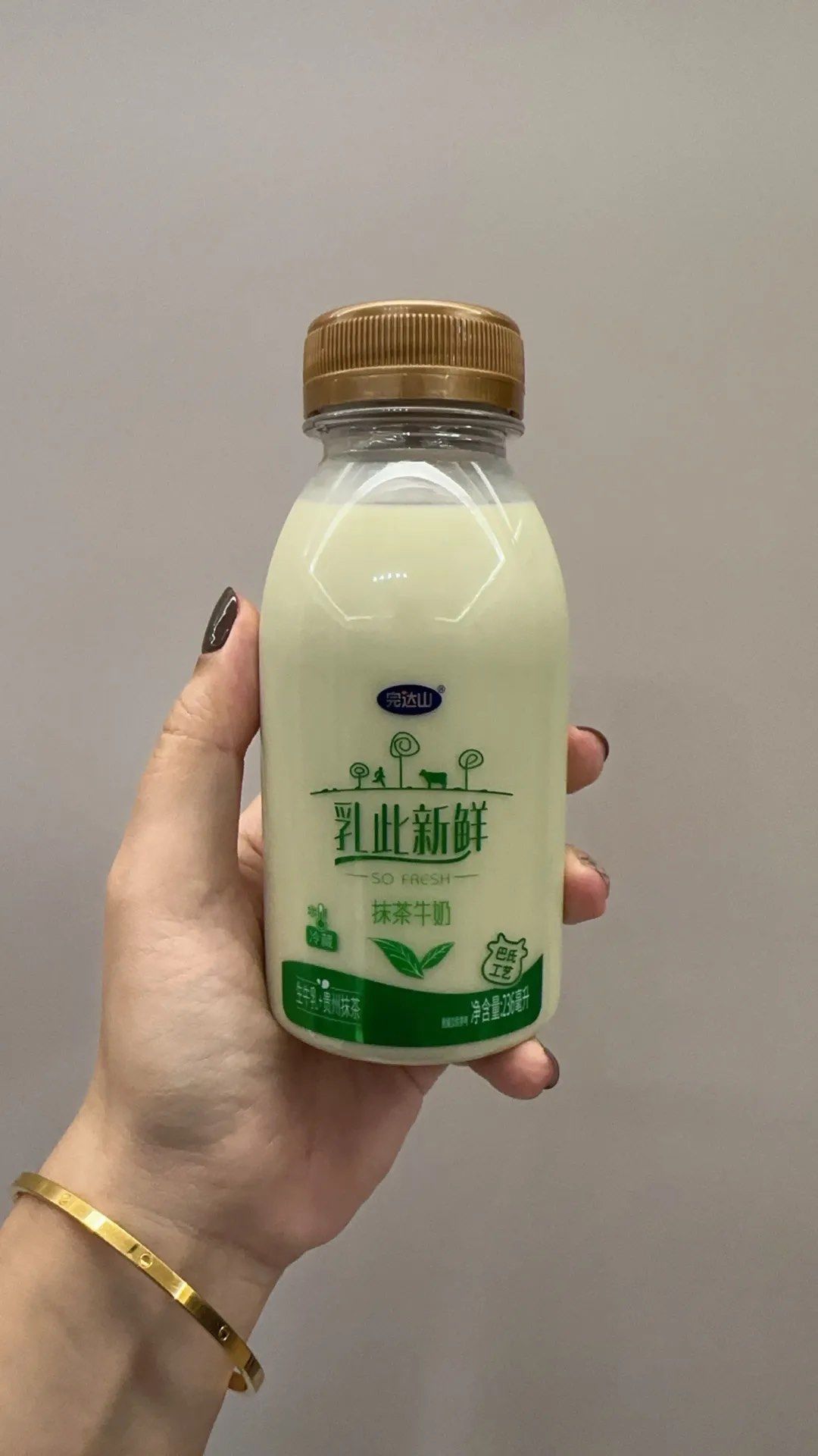 平时喝乳此新鲜的草莓香蕉以及纯牛奶就很喜欢
这次导购小哥强烈