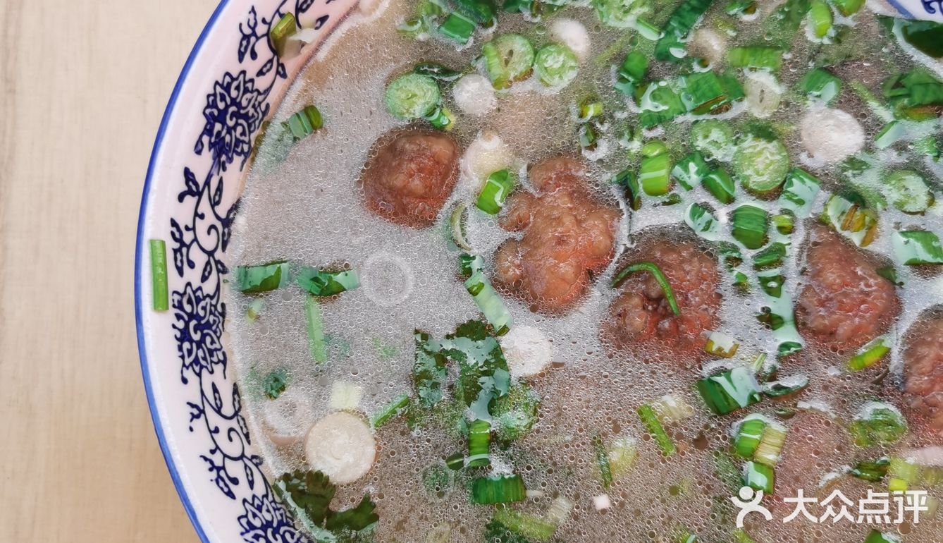 一碗香喷喷冒着热气的焦香牛肉丸子汤