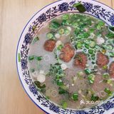 一碗香喷喷冒着热气的焦香牛肉丸子汤