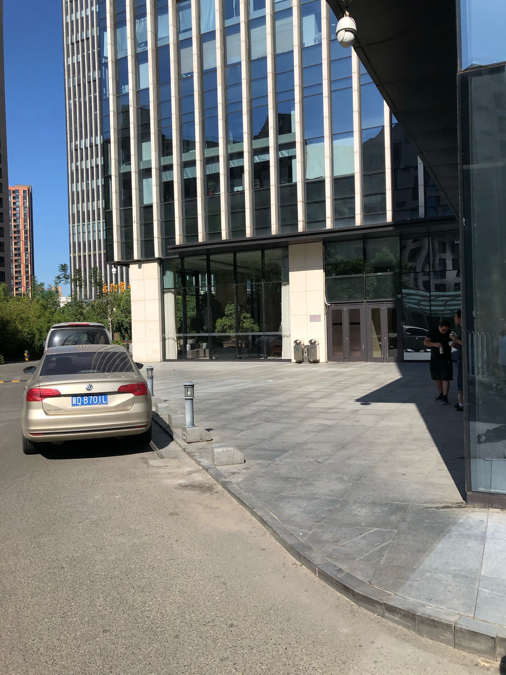 冠城大厦,地理位置超赞,就在太阳宫凯德m