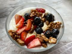 野莓核桃蜂蜜希腊酸奶-The Rug Cafe(王府中环店)