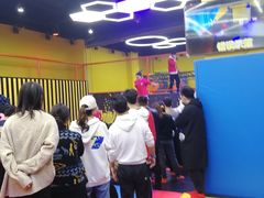 -爱蹦iBOON蹦床运动馆(江汉店)