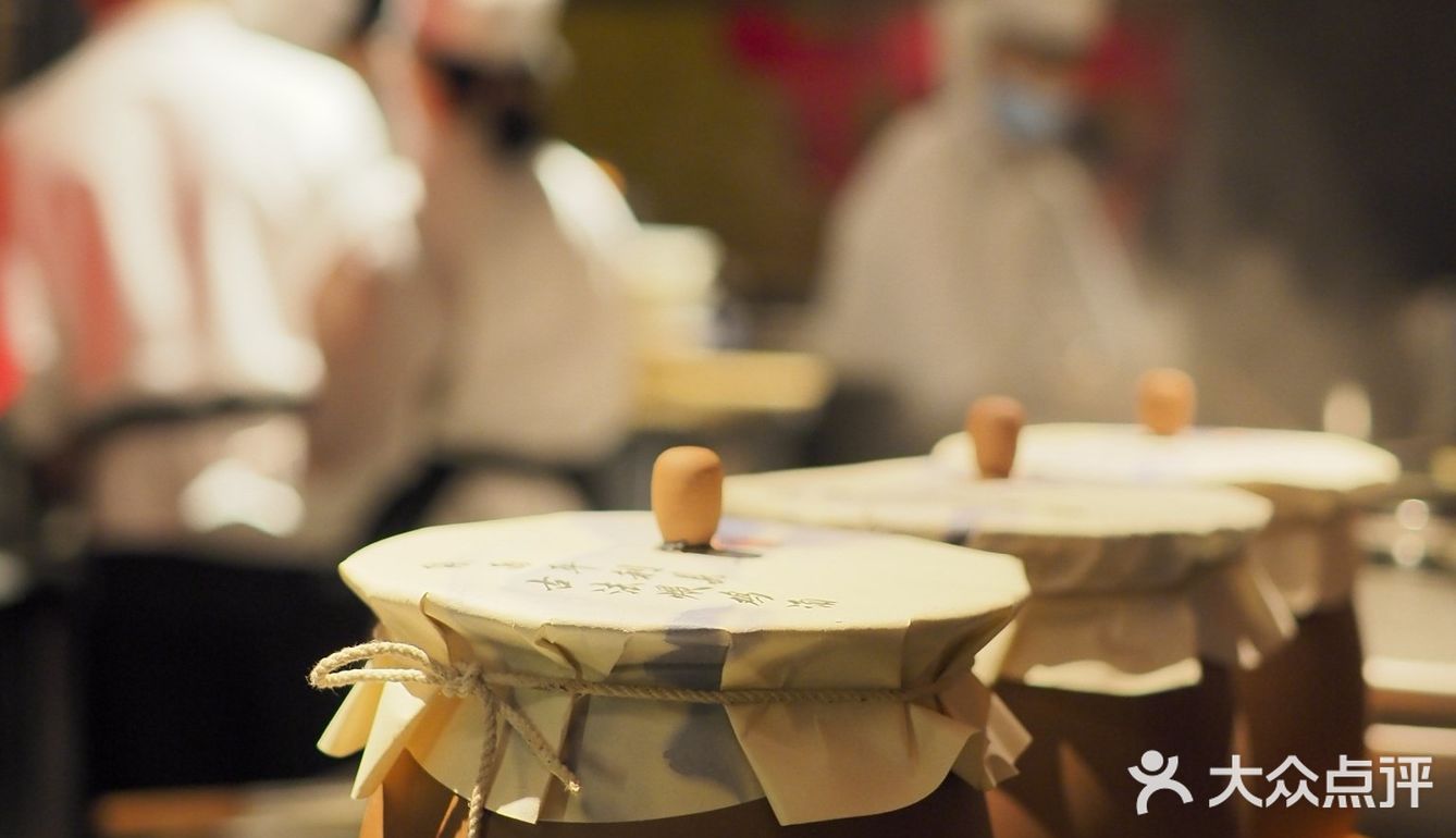 一边吃饭一边欣赏舞蹈，不香吗[胜利]