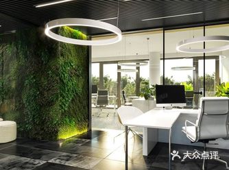 这是一个办公室的装修案例,大面积的落地窗利用的非常好