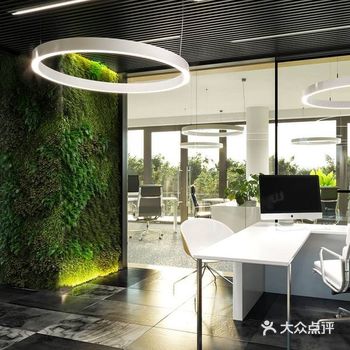 这是一个办公室的装修案例,大面积的落地窗利用的非常好