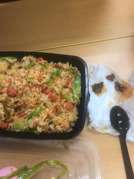 0 服务 : 1.0 订外卖选了素食 但送来的炒饭有骨头还有火腿?