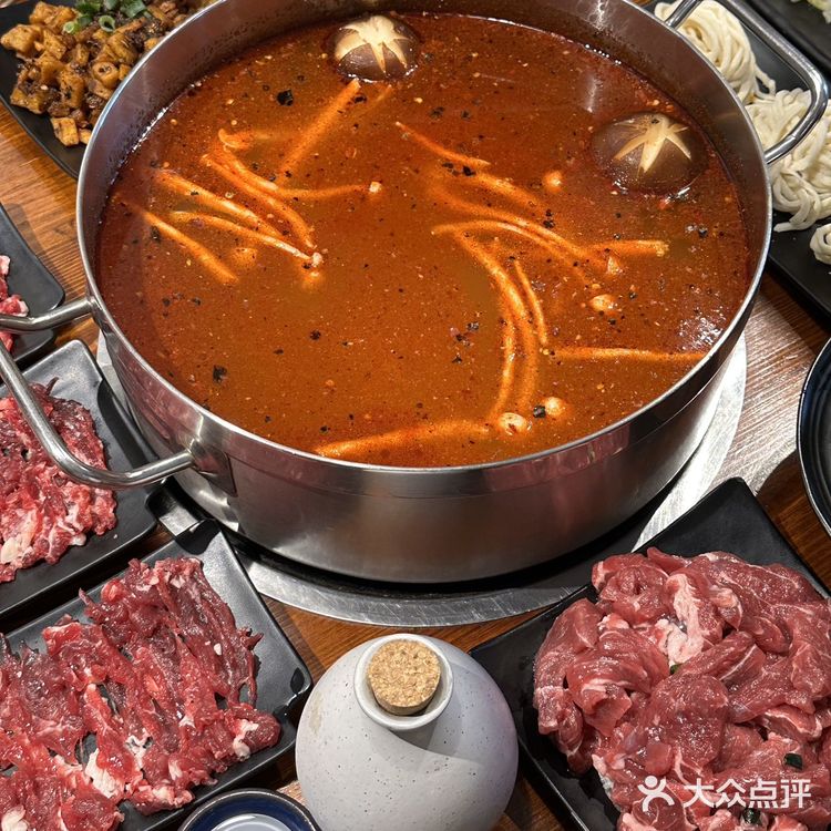 这锅颜色艳丽的酸汤牛肉我爱啦！！！