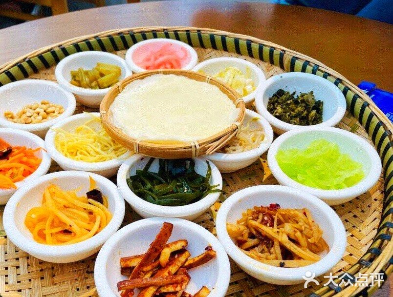 嘞就是贵阳 边吃包整边看甲秀楼