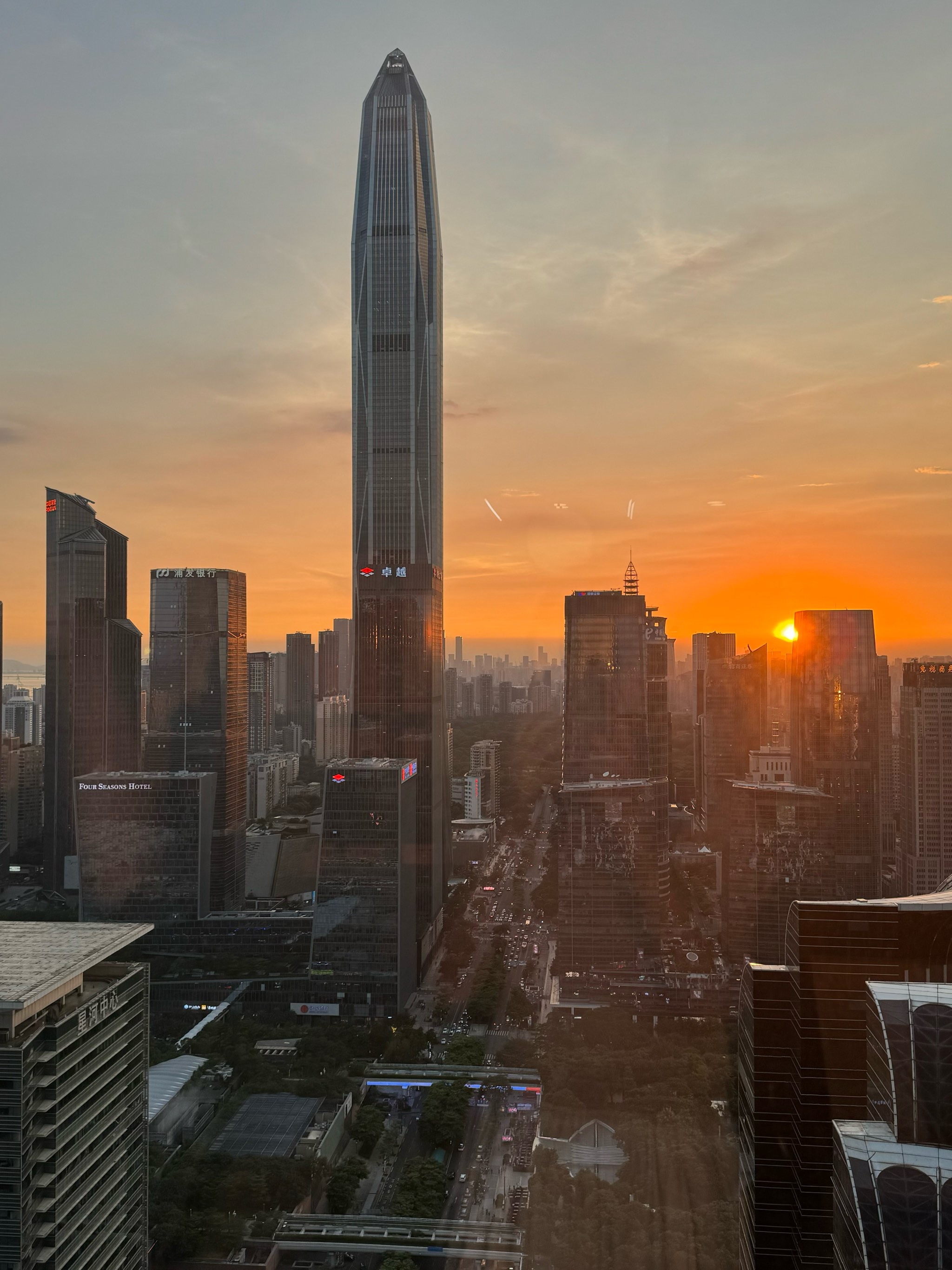 夕阳余晖下的城景