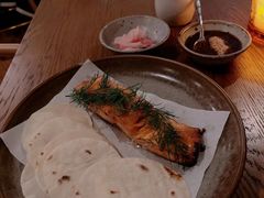 烟熏三文鱼配烤饺子皮和芥末籽酱-BOR Eatery(安福路店)