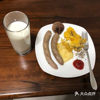 芝士纽伦堡香肠煎蛋早餐，搭配无花果干和牛奶
