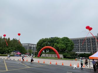 风景很棒，学校后面隔着马路就是浙财