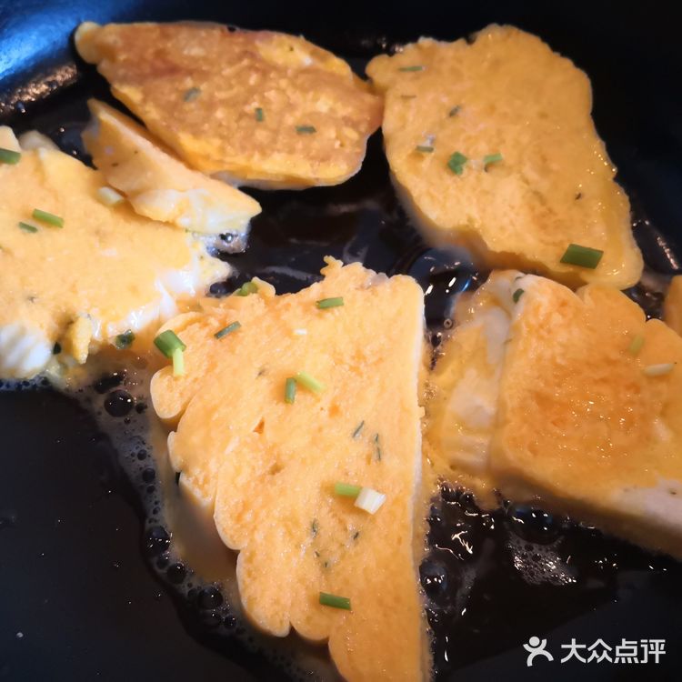 中火煎3分钟左右，期间需要翻面；5.呈金黄色时
