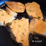 中火煎3分钟左右，期间需要翻面；5.呈金黄色时