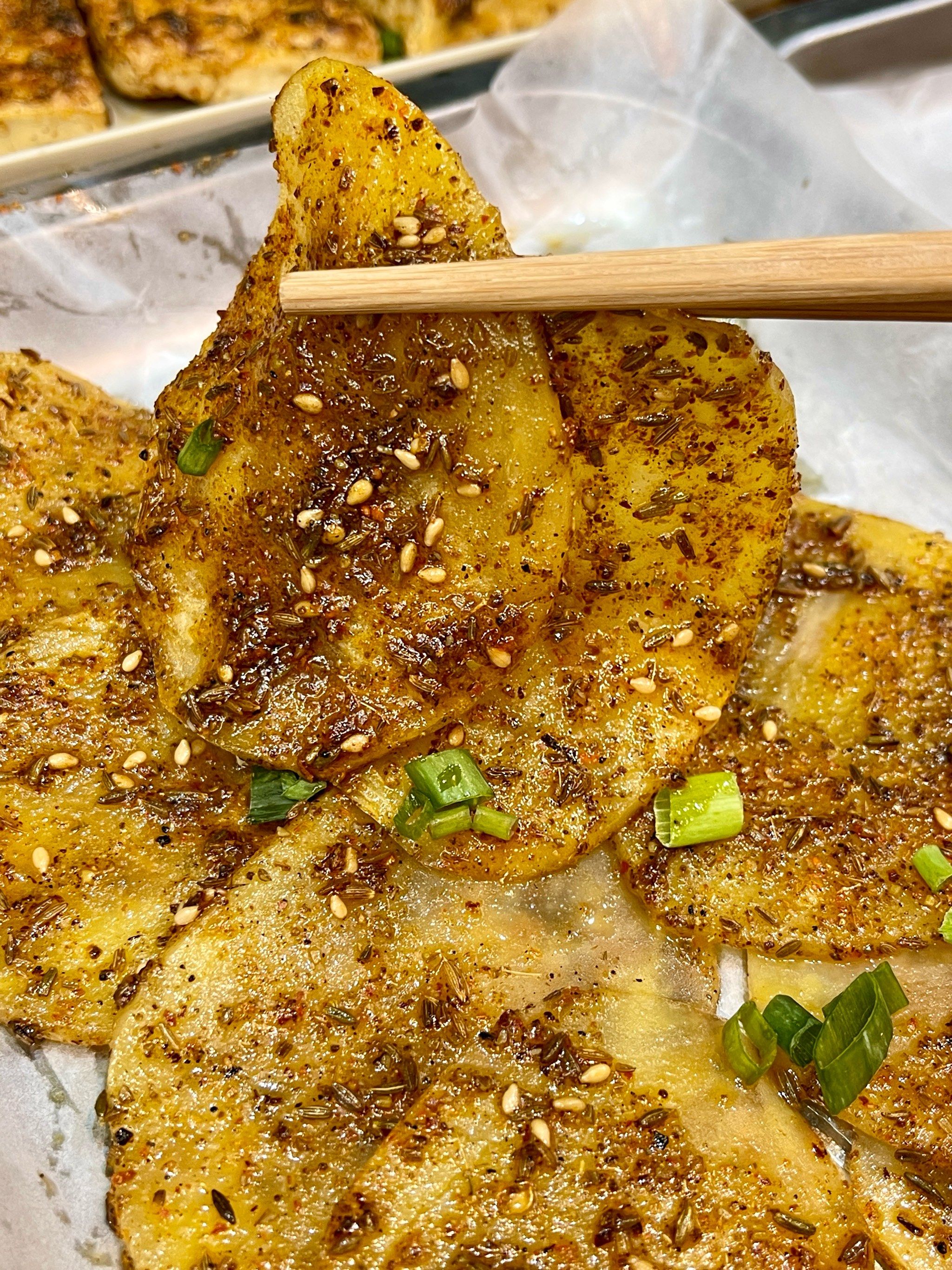 n
炭烤盘盘土豆片🥔
金黄酥脆的外皮下藏着软糯的内心
满