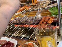-哈尔滨小酒馆·鲜肉现穿自助烧烤(康新花园店)