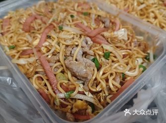 偶然路过一个路边摊，被那阵阵炒粉香吸引