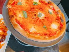 马苏里拉披萨-WOLFGANG PUCK KITCHEN & BAR(迪士尼小镇店)