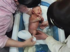 -秋歌护理·月嫂·育儿嫂(浦东医院店)