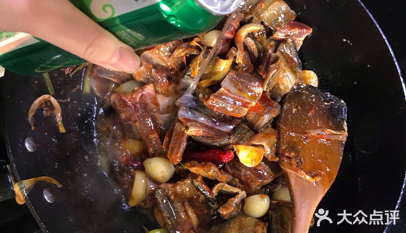 ️在家研究新菜谱。今天我们来做红烧鳝鱼