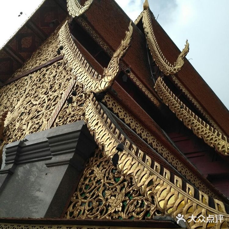 双龙寺在素贴山上面，在清迈的近郊，从清迈北门叫双条车