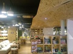 大堂-新华里咖啡书吧(新华书店小寨店)
