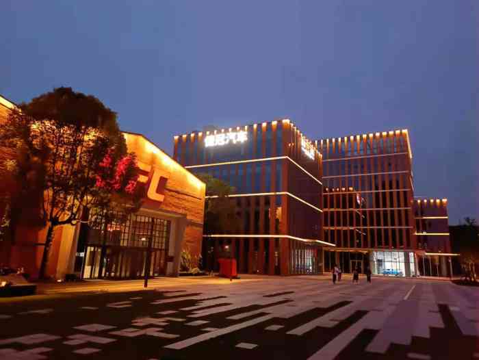 静安新业坊-"在美术馆偶遇一个交流会,叫蒋立波诗歌交流.