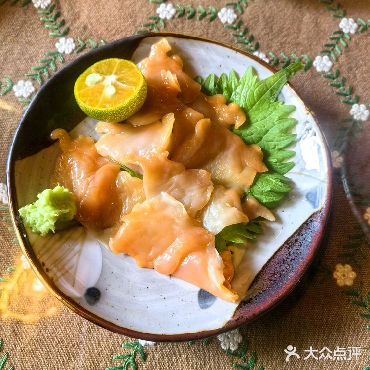 阿水的生鱼饭旗舰店是一家专注于生鱼饭的日料小店