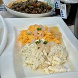 精选农家土鸡慢炖，肉质滑嫩，汤汁清澈鲜美，让人回味无穷