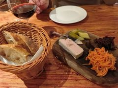 No1&nbsp;自家鹅肝酱配酸菜和冈冈法棍-羽深肉铺 Steak & Wine