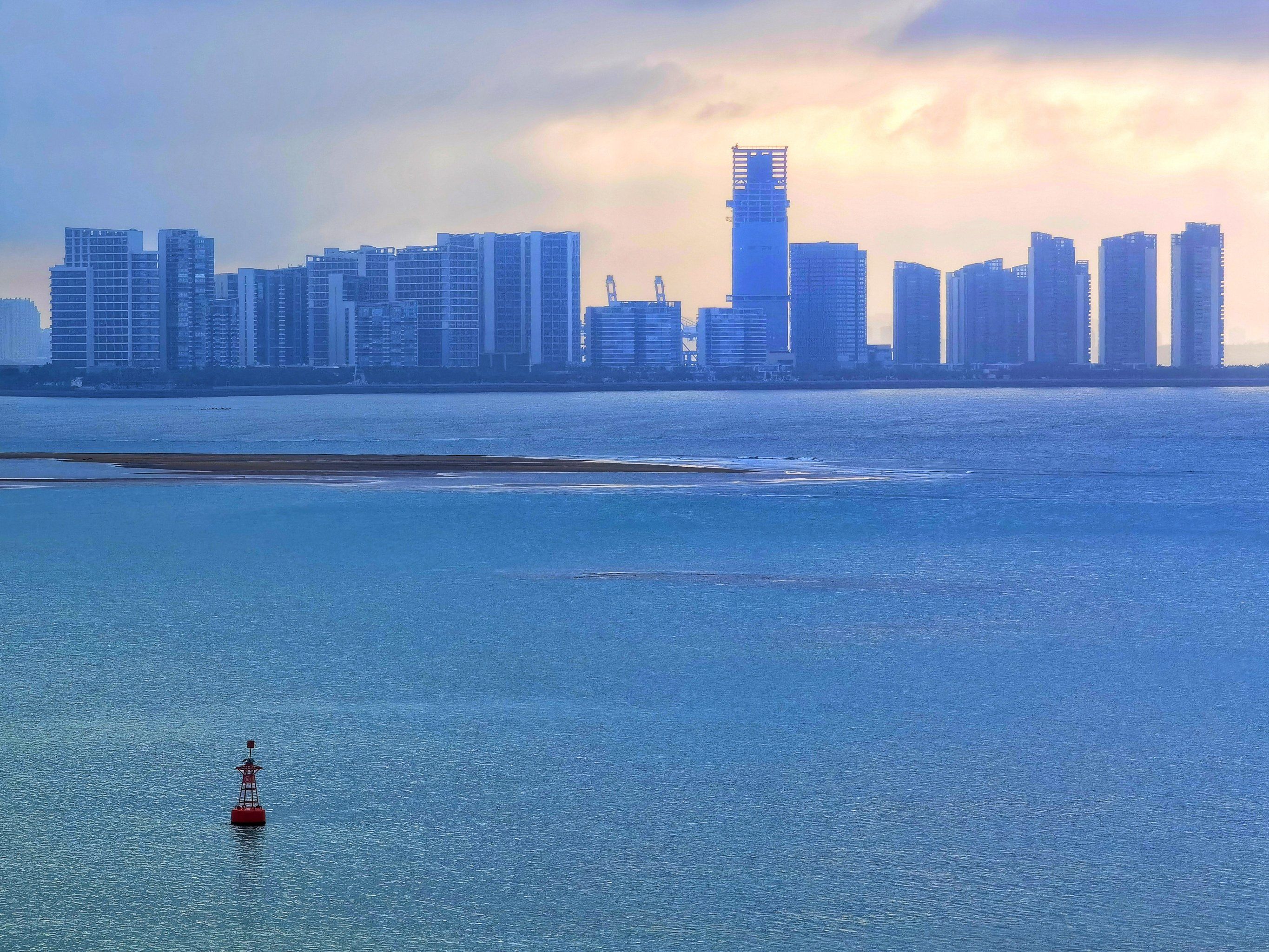 夕阳下绝美的入海口,远眺海口市,琼州海峡