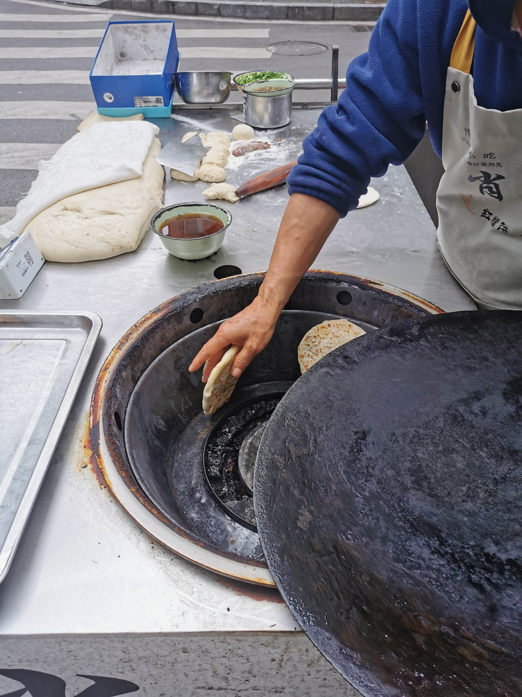 老式烤饼模具用煤火烤图片