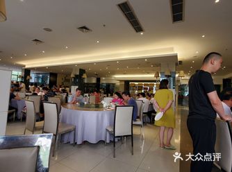 老太太些把筷子伸进汤里
