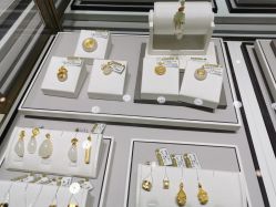 -万宝金楼(威海路店)