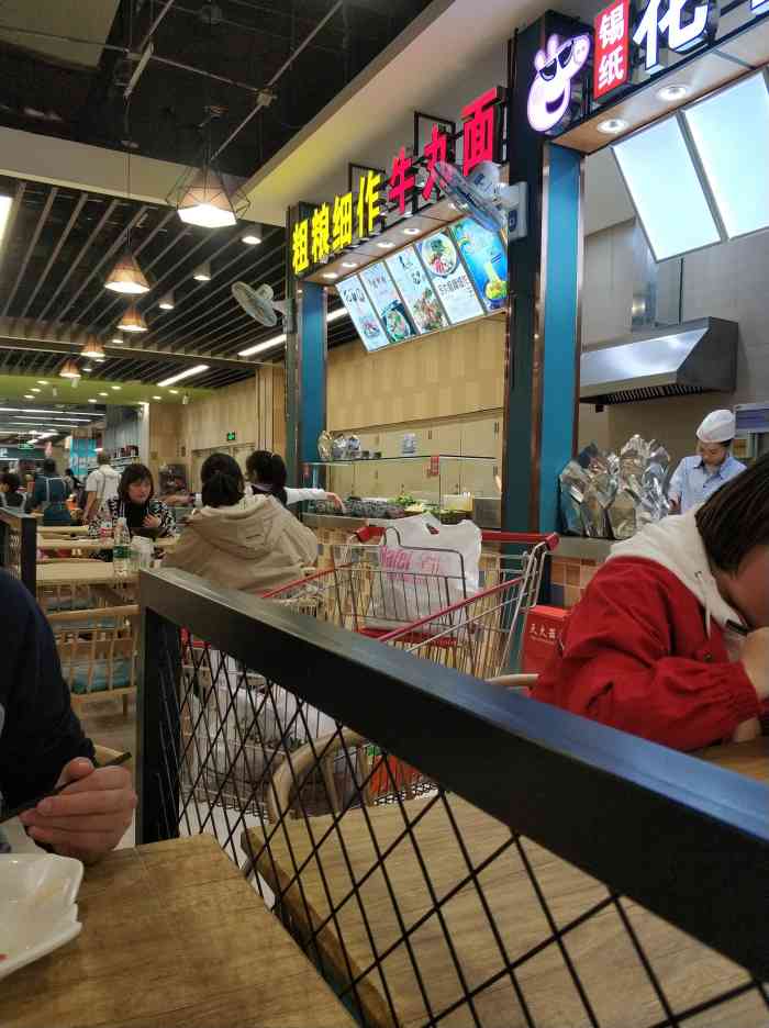 小食代美食广场-"位置万达永辉超市出口,刚开业的时候人特.