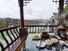 -临江餐馆二楼美食部落