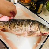 炒好的佐调第一次大部分均匀放入鱼身上