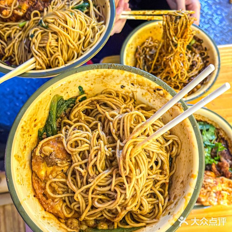 好奇怪啊！你们西安人吃面都蹲着？？