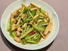 水芹菜炒烟熏香干-荣轩(新荣记环球金融中心店)