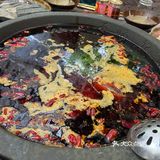 吃一顿正宗重庆火锅，醇厚的牛油锅底加上新鲜食材，真是爽歪歪。