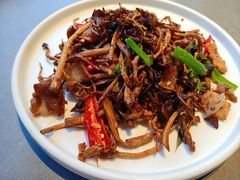 茶树菇小炒肉-吴越荣记苏州菜·松鼠桂鱼100%活鱼现做(斜塘老街店)