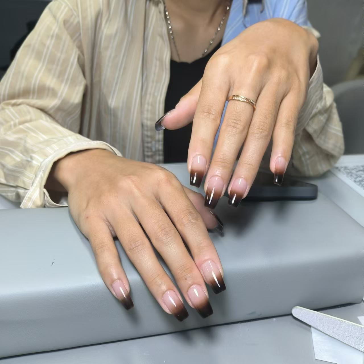 特点:方形指甲能让手指看起来更加修长